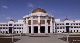Назарбаев Университет: статус, название, финансирование