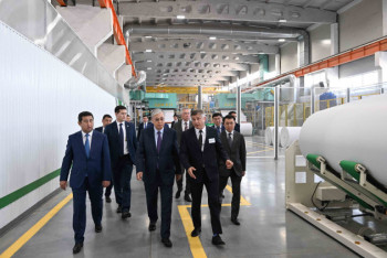 Фотография к новости: Токаев ознакомился с работой фабрики по производству бумажной продукции в СКО