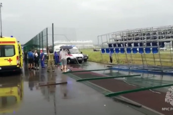 Фотография к новости: Во время матча в Ростове трибуна обрушилась на детей