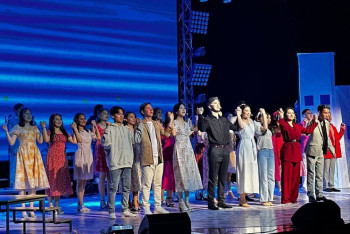 Фотография к новости: Легендарный мюзикл "Мамма Миа!" на казахском языке поставил молодой режиссёр