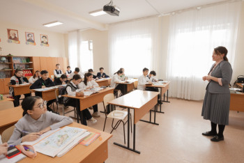 Школы в Астане и Шымкенте провели последний звонок раньше времени