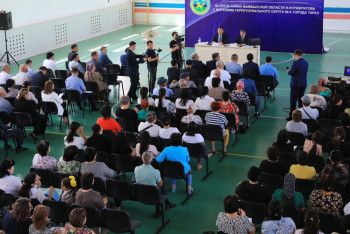 Фотография к новости: Ремонт дорог, освещение и транспорт - аким Жамбылской области обсудил проблемы региона с жителями