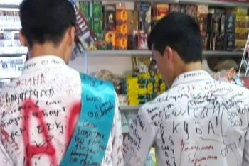 Фотография к новости: "Кто стирать будет?" — Казнет впечатлило фото школьников с последнего звонка