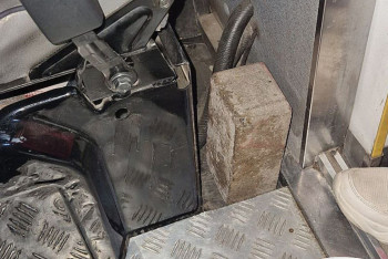 Фотография к новости: Кирпич вместо ручного тормоза: в соцсетях появилось фото из столичной "скорой"