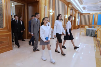 Фотография к новости: Детям провели экскурсию по главному зданию страны - Акорде