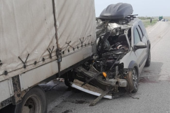 Фотография к новости: Автомобиль расплющило от удара с грузовиком: погибли люди в Актюбинской области