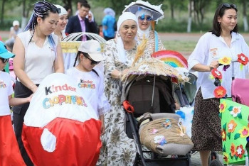 Фотография к новости: Парад колясок и гонки в ползунках провели в Актобе