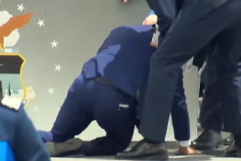 Фотография к новости: Джо Байден упал на церемонии вручения дипломов