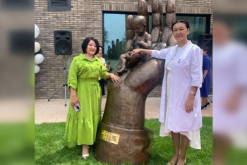 Фотография к новости: Скульптура "Аңсаған сәби" появилась в Алматы