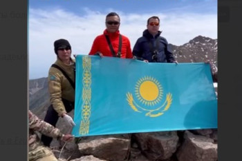 Фотография к новости: Полицейские установили флаг Казахстана на высоте 3600 метров над уровнем моря