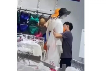 Фотография к новости: Мужчина облизывал манекен в ТРЦ Астаны