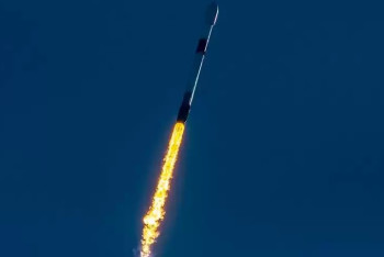 Фотография к новости: SpaceX запустила ракету-носитель с 22 спутниками Starlink нового поколения