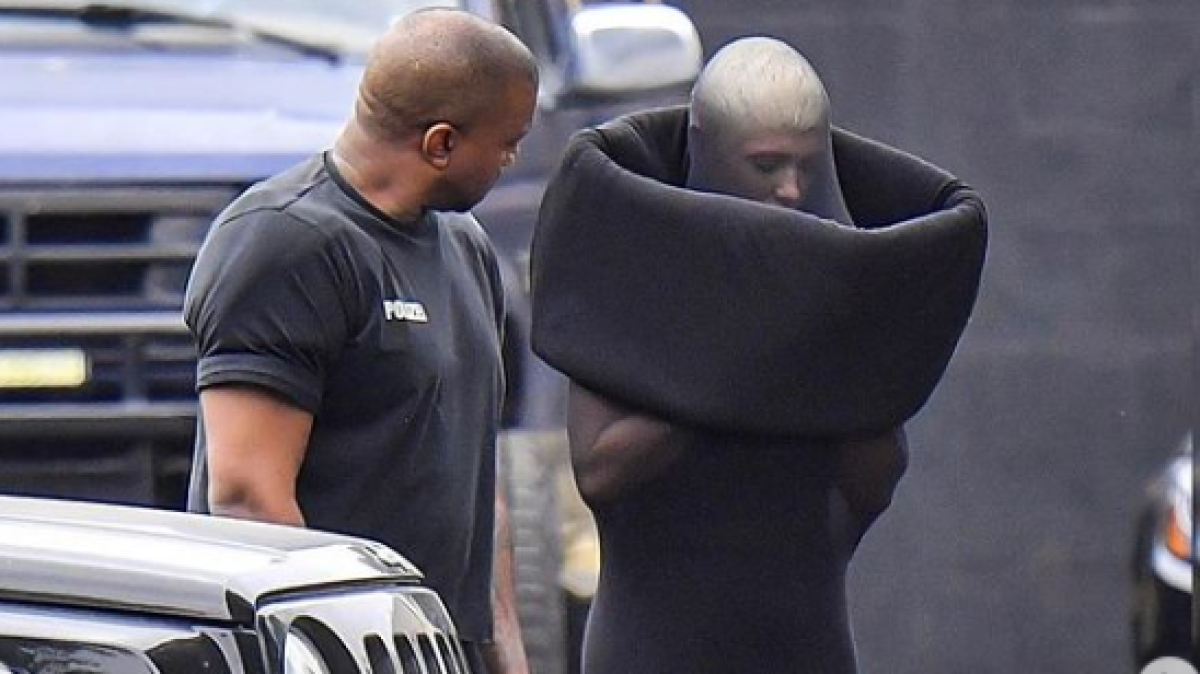 Канье Уэст и его новая жена шокировали публику своими нарядами