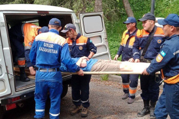 Фотография к новости: Спасатели спустили с гор Алматы туриста со сломанной ногой
