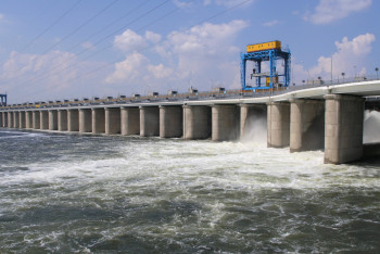 Фотография к новости: Плотину прорвало в Украине. Тонны воды хлынули в Днепр