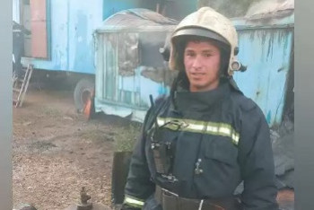 Фотография к новости: Пожарный в Павлодаре вынес из огня газбаллон