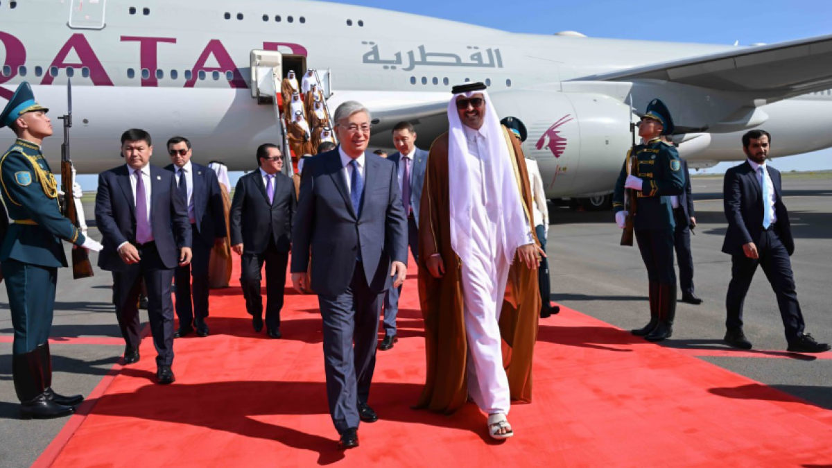 Токаев встретил эмира Катара в аэропорту Астаны