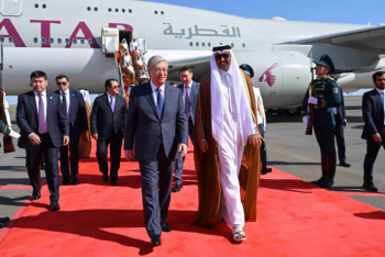 Фотография к новости: Токаев встретил эмира Катара в аэропорту Астаны