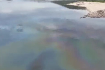 Фотография к новости: Как 10 футбольных полей: нефтяное пятно в Бухтарминском водохранилище выросло