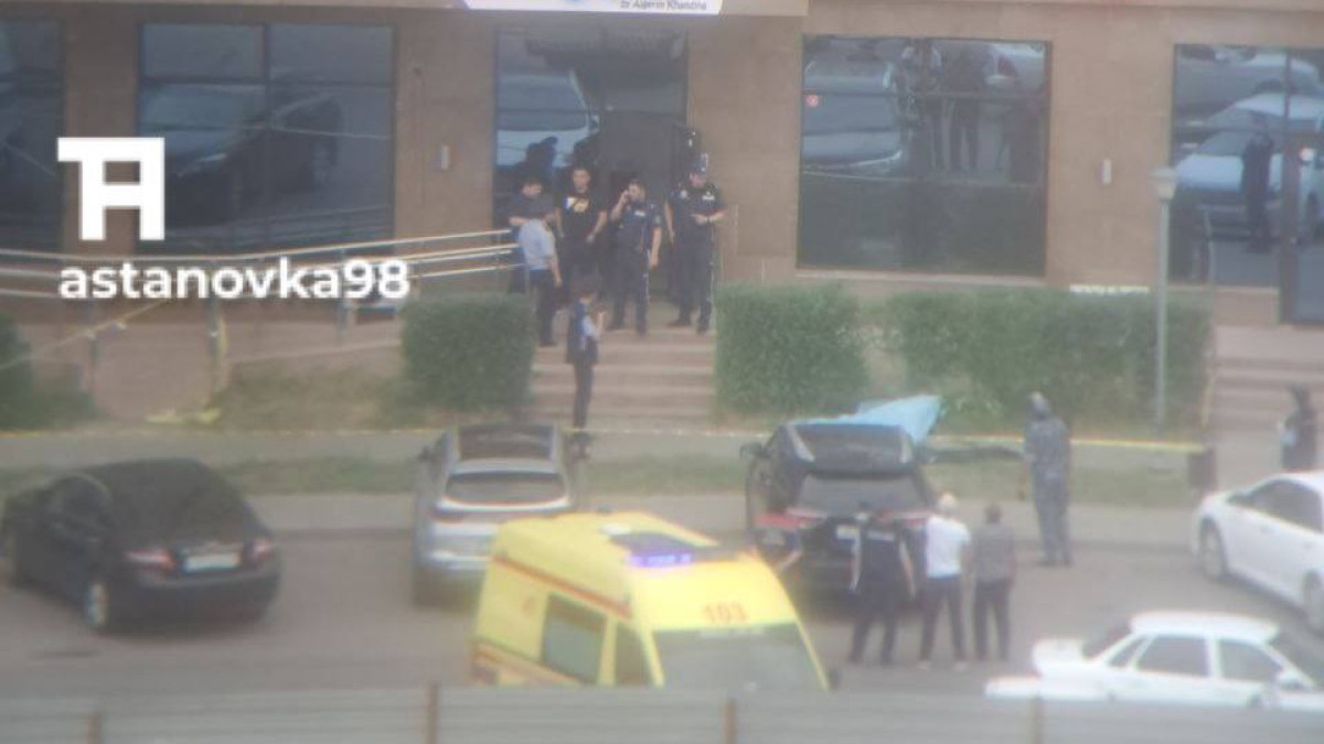 Женщина с ребёнком выпали из окна 12 этажа и разбились насмерть