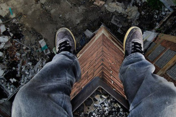 Фотография к новости: В Атырау полицейские не позволили мужчине прыгнуть с пятого этажа