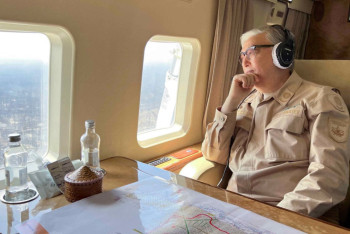 Фотография к новости: Токаев на вертолёте проинспектировал пострадавшую от пожаров  область Абай