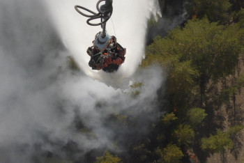 Фотография к новости: "Будем закольцовывать, если не помешает ветер" — МЧС о тушении пожара в области Абай
