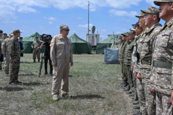 Фотография к новости: Токаев побеседовал со спасателями и волонтёрами