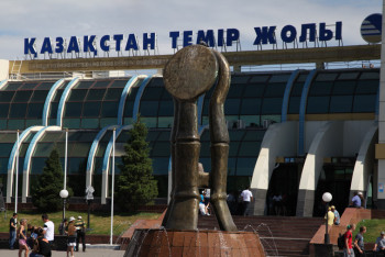 "Собирает деньги, распивает алкоголь". КТЖ проверит ЖД-вокзал Астаны после скандального поста