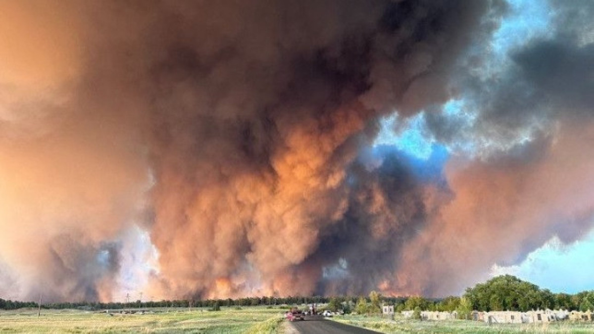 Спасатели предотвратили угрозу распространения огня в населённые пункты
