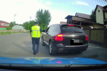 Фотография к новости: Обкуренный пенсионер на Porsche Cayenne катался по Усть-Каменогорску