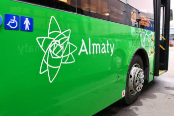 Фотография к новости: Автобус с пассажирами врезался в забор здания в Алматы