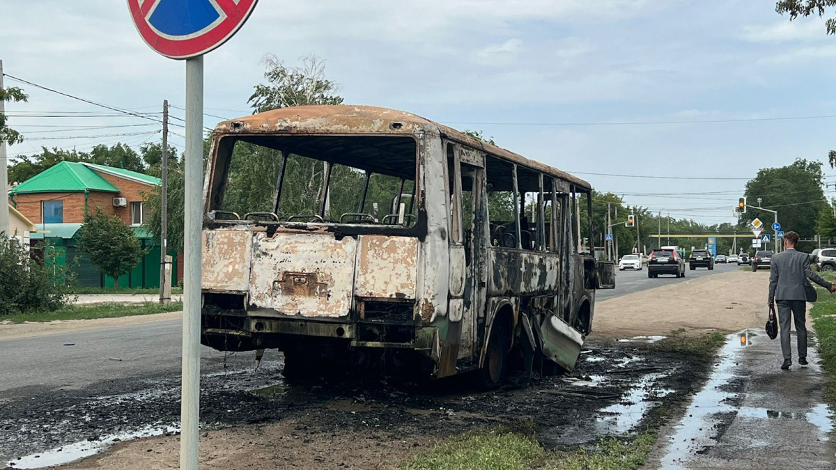 Дети едва успели покинуть горящий автобус в Уральске