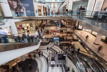 Фотография к новости: В Таразе посетителей ТЦ эвакуируют после сообщения о бомбе