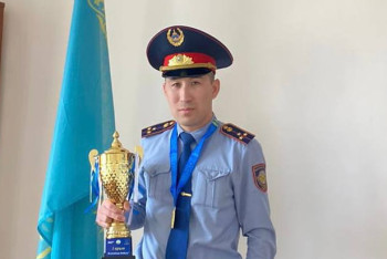 Фотография к новости: Уральский полицейский "рузрулил" дорожную пробку газетой