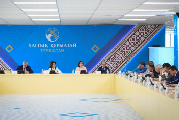 Фотография к новости: Работают на двух работах: зарплаты казахстанцев предложили увеличить