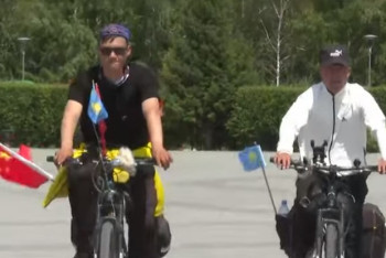 Фотография к новости: Двое путешественников из Китая приехали в Астану на велосипедах