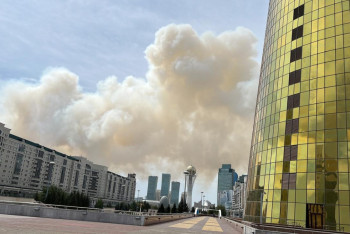 Фотография к новости: Астану окутал дым - пожарные все ещё не могут потушить огонь