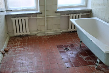 Фотография к новости: Винтажные коридоры, раритетная мебель и многомиллионный долг: как спасают стационар в Степногорске