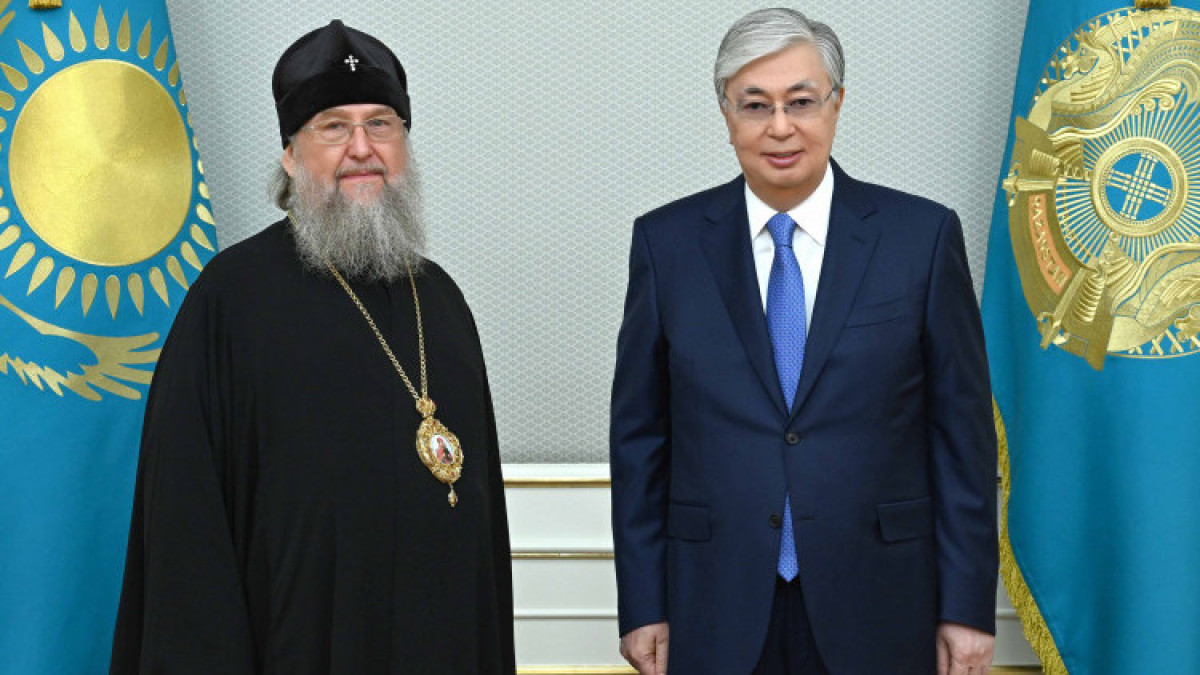 Митрополит Александр подарил Токаеву изданный на казахском языке молитвослов