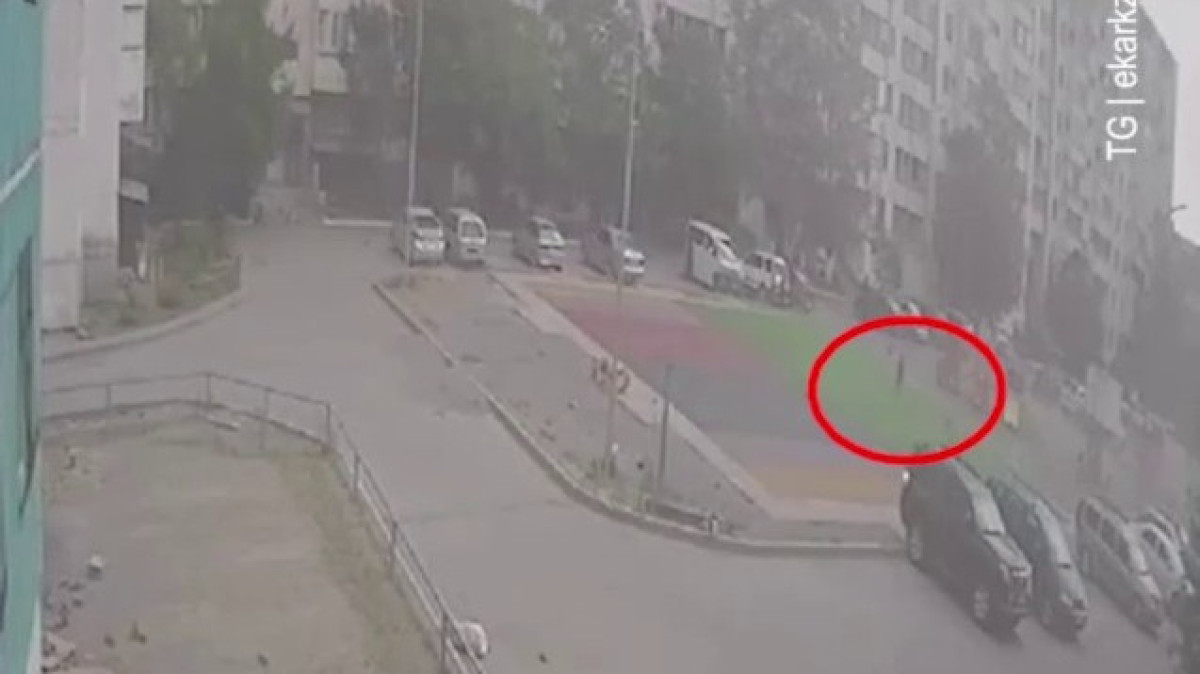 Ураган в Караганде: ветром унесло двоих детей и крышу с академии МВД