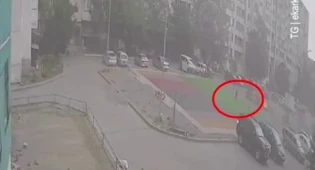 Ураган в Караганде: ветром унесло двоих детей и крышу с академии МВД