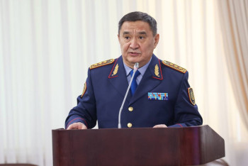 Фотография к новости: Подробности об освобождении заложников из здания Kaspi Bank в Астане рассказал глава МВД