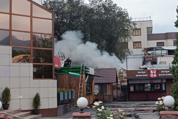 Фотография к новости: Кафе горит в Алматы, 64 пожарных пока не могут справиться с огнём