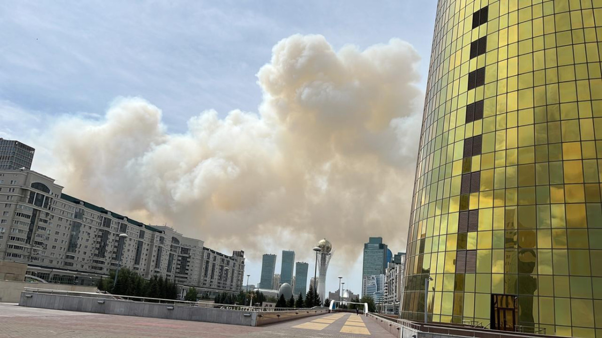 Астану окутал дым - пожарные все ещё не могут потушить огонь