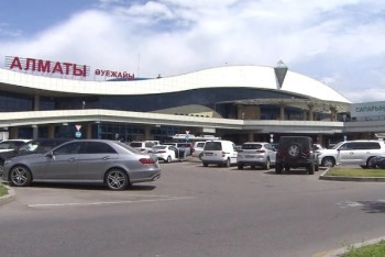 Фотография к новости: В аэропорту Алматы установили баннеры с примерной стоимостью проезда в такси