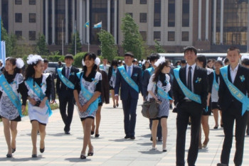Фотография к новости: Выпускные в Казахстане: следить за празднованиями будут 7 тысяч полицейских и камеры ЦОУ