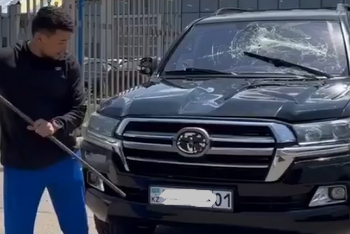 Фотография к новости: Астанчанин разбил свой Land Cruiser на глазах у прохожих