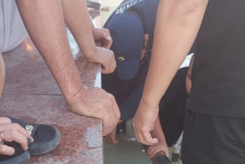 Фотография к новости: Мальчик застрял в фонтане в Атырау