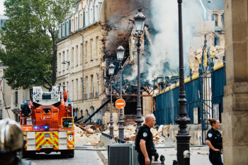 Фотография к новости: В центре Парижа обрушился дом после взрыва газа